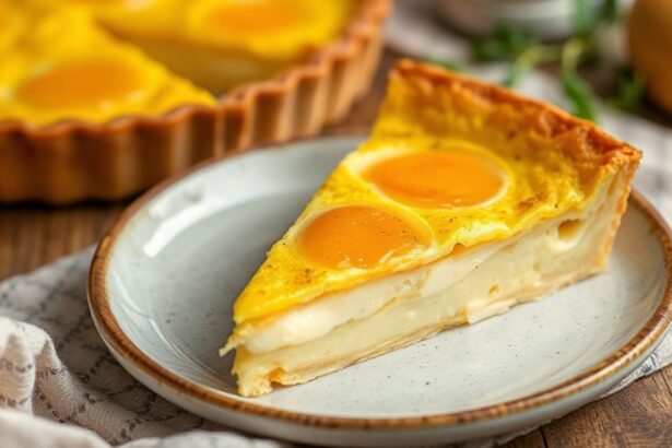 فطيرة عجة البطاطس الذهبية الفرنسية مقطعة تقدم ساخنة مع أعشاب طازجة وطبقة ذهبية مقرمشة