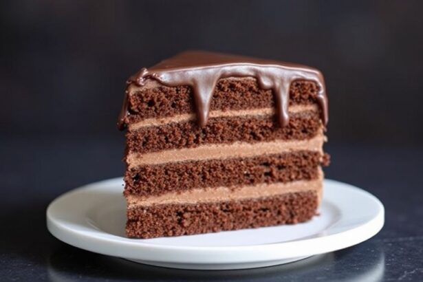 كعكة شوكولاتة بأسلوب دينغ دونغ دَاكِيت، غنية وناعمة بنكهة كلاسيكية معاد تخيلها.