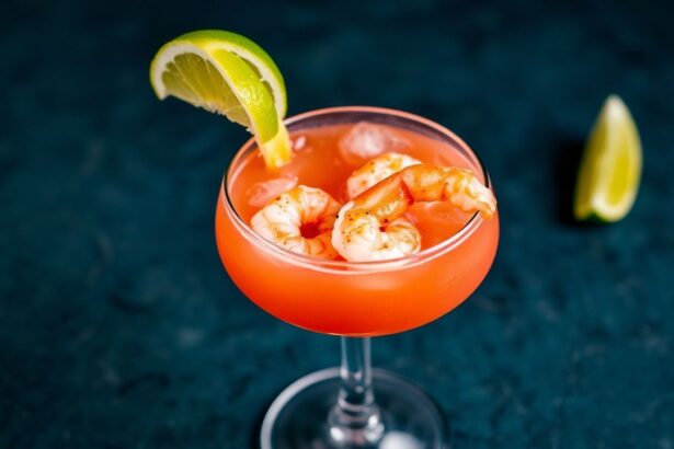 طبق كوكتيل جمبري عالي البروتين مزين بالليمون، يمنح دفعة غذائية قوية ونكهة منعشة.