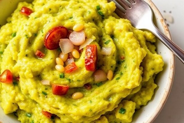 طبق دومينيكاني سحري من المانغو: هريس الموز الخضري مع البصل، جاهز للتقديم