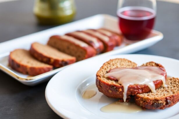 لقصيدة سحرية كيتو: رغيف لحم مالح مع طلاء سكر-صفراء لامع وشهي