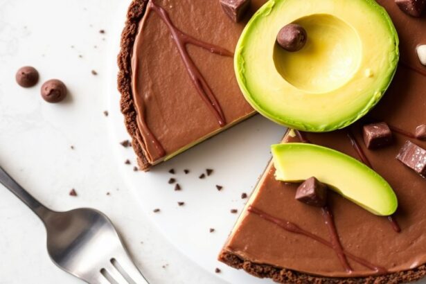 تارت شوكولاتة أفوكادو بدون خبز كريمية بشكل غني وسهل التحضير، ديكادنت ولذيذ.
