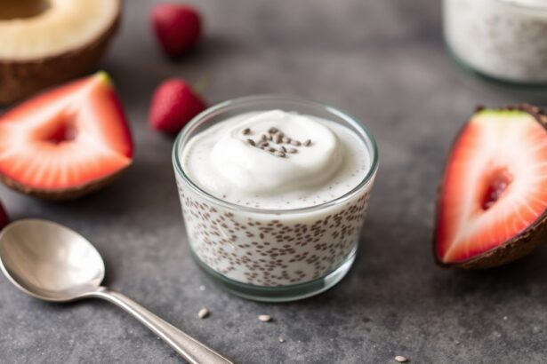 بودينغ بذور شيا كريمي صحي بحليب جوز الهند استوائي مع فاكهة طازجة.