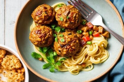 كرات لينتل ومشروم نباتية شهيّة “Meatballs” غنية ولذيذة تُقدَّم ساخنة في طبق.