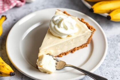 فطيرة موز نباتية كريمية شهية فوق قشرة معجنات، وصفة “Creamy Vegan Banana Pie” اللذيذة