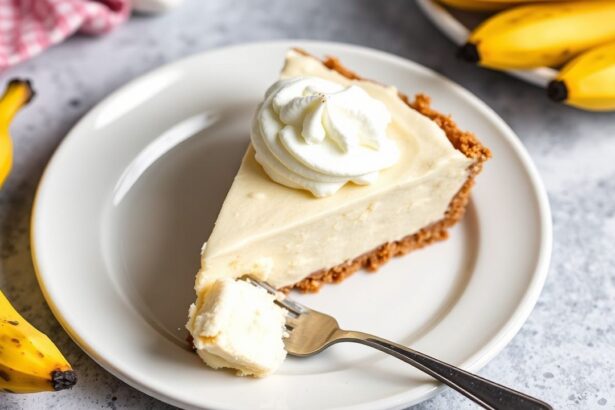 فطيرة موز نباتية كريمية شهية فوق قشرة معجنات، وصفة “Creamy Vegan Banana Pie” اللذيذة