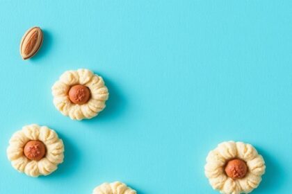 كوكيز لوز أماريتي ناعمة ومضغوطة بطعم حلو لا يُقاوَم، وصفة “Chewy Almond Amaretti Cookies”.