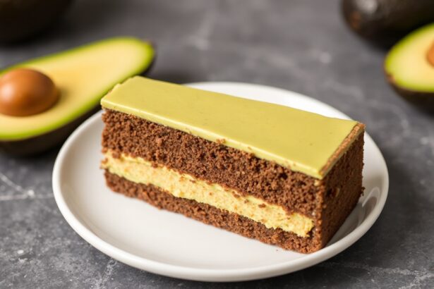 كعكة كيتو بالشوكولاتة والأفوكادو، حلوى غنية وصحية بلمسة decadent keto chocolate avocado cake.